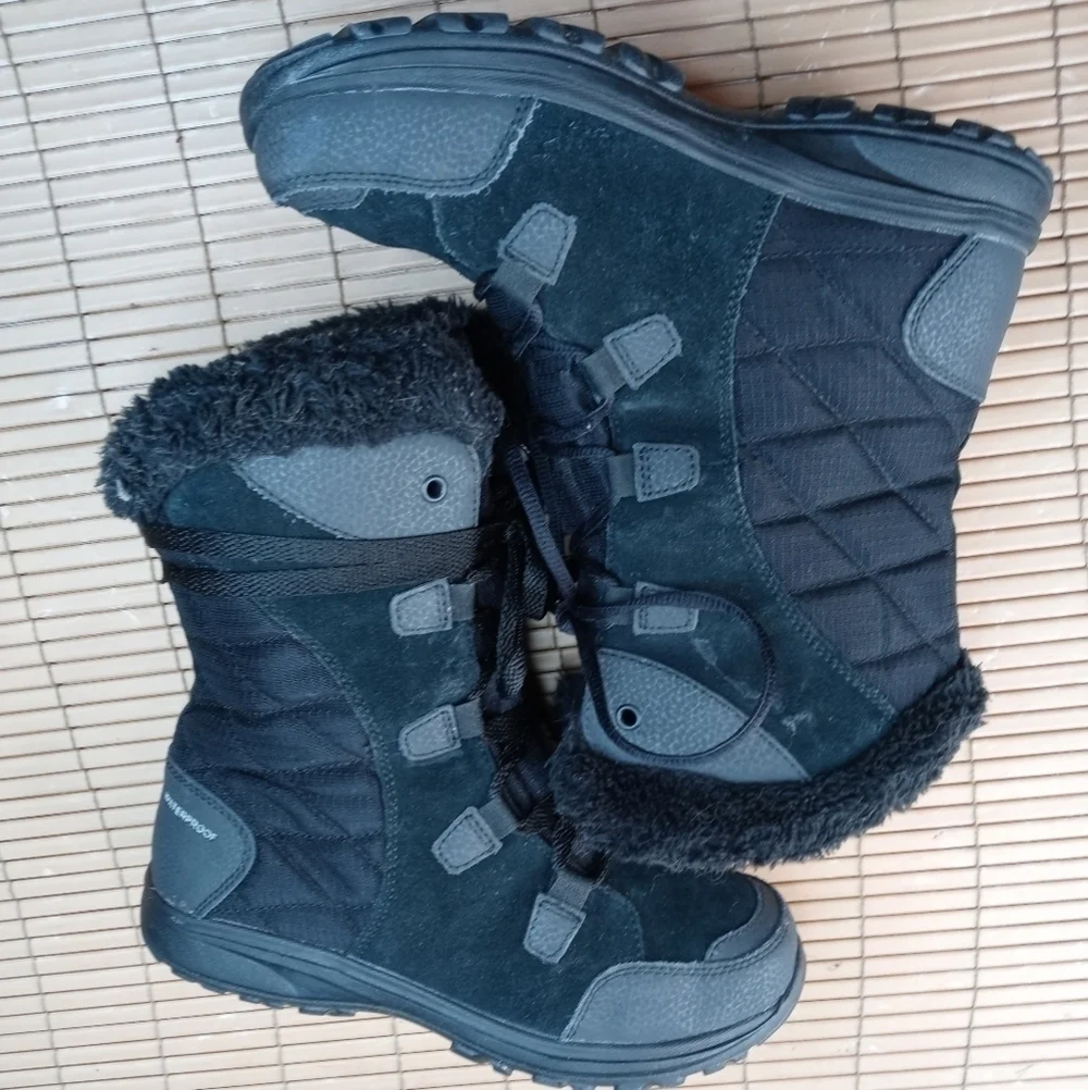 Columbia women's black suede faux fur waterproof lace up winter boots. Sz 6M. 16